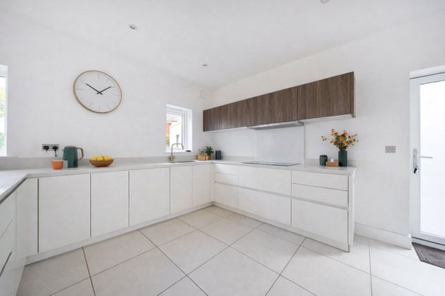 5, Montagu Close, Exeter photo 4