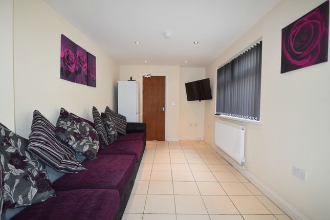 7-bed terraced on Woodville Road, Cardiff, £4,025/mo