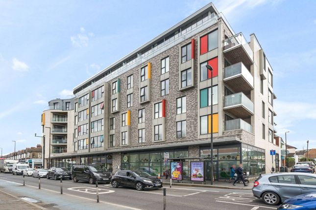 Flat for sale in Cavendish Road, Colliers Wood, London