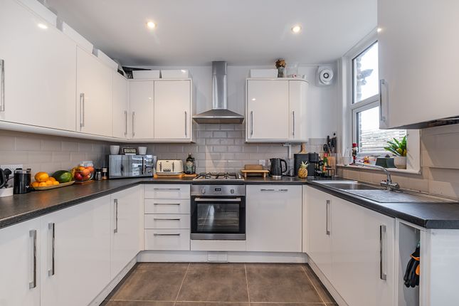 27, Thornton Road, London photo 3