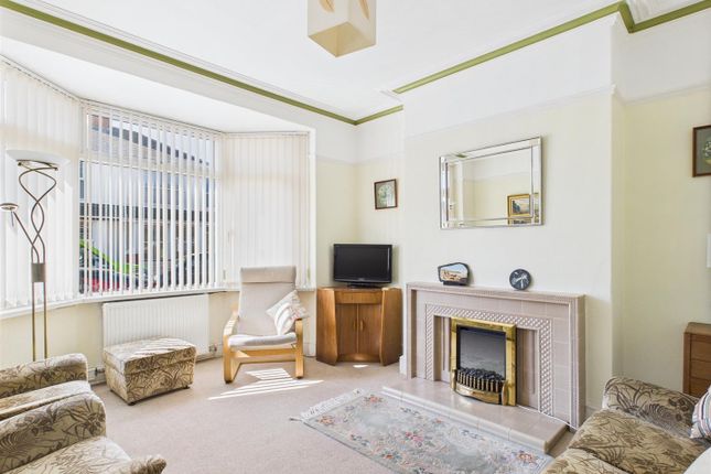 21, Lewis Place, Porthcawl photo 2