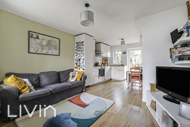 13 Bradshaws Close, London photo 2