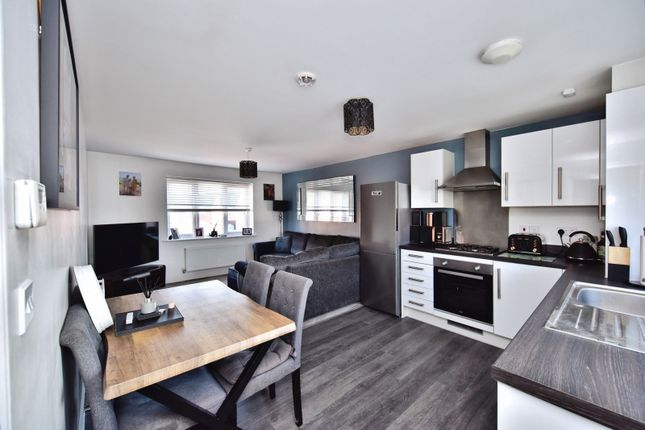 18, Hook Way, Kent photo 3
