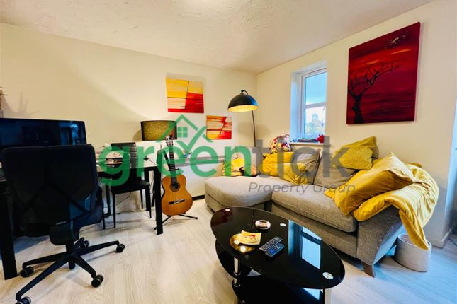 Flat to rent in Creighton Road, London