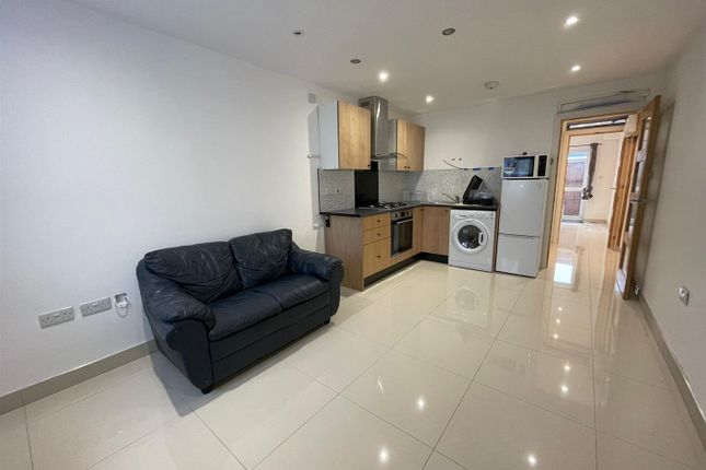 Thumbnail Flat to rent in Coronation Road, Hayes