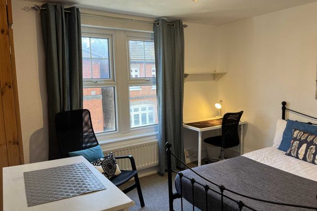 Room to rent in Room 6, 25 Springfield Road, Guildford, Surrey