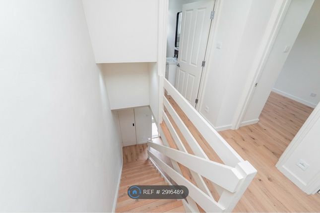 Dowdeswell Close, London photo 4