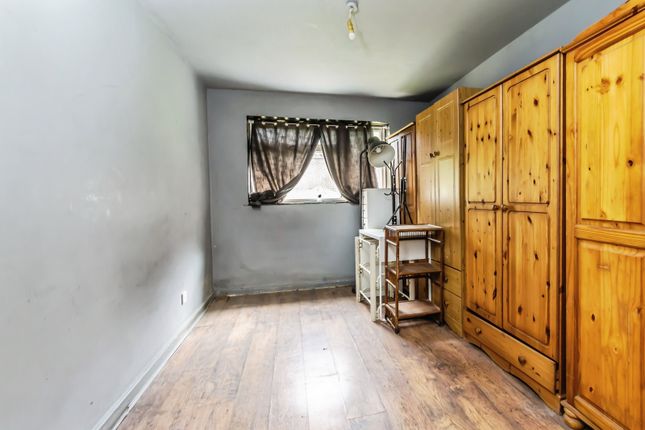Flat 2, Roberts Court,, Maple Road, London photo 4