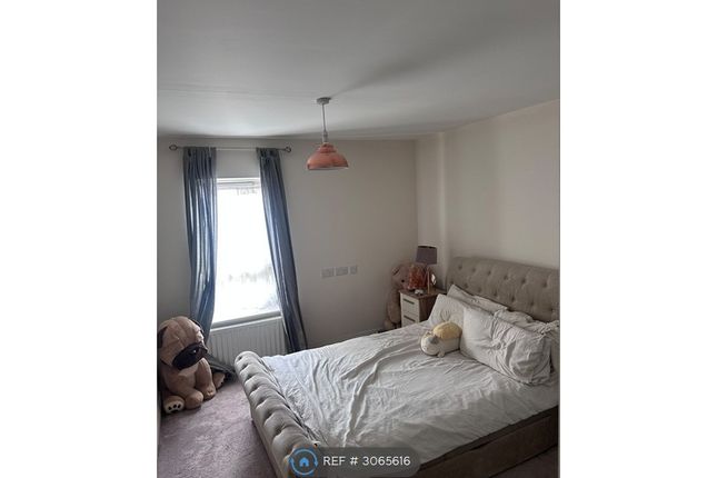 Flat   Hagden Lane, Lucas Court, Watford photo 3