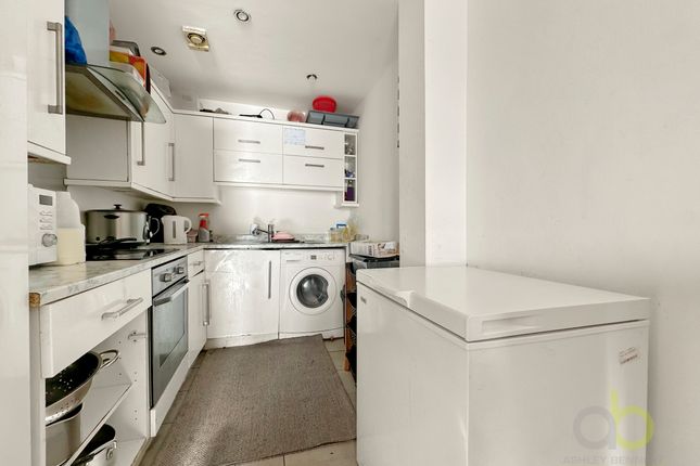 Flat for sale in Astley, Grays