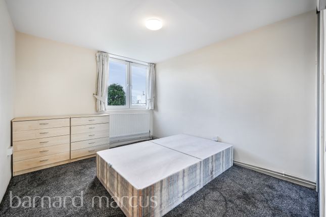 Flat to rent in Winterfold Close, London