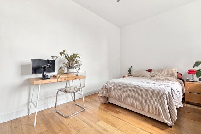 Flat 9, Saxon House, 1, Thrawl Street, London photo 4