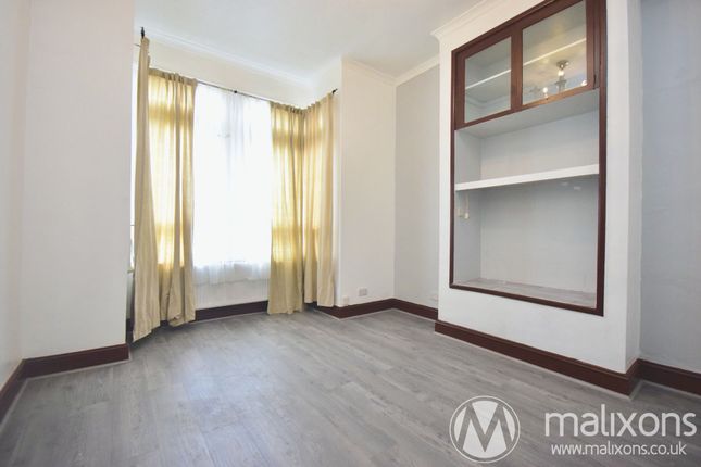 4 Brightwell Crescent, London photo 4