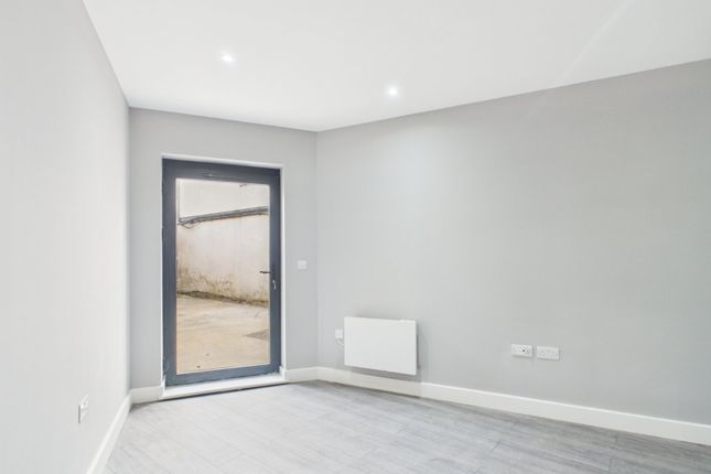 Flat 1, 2A,, King Edwards Road, Barking photo 3