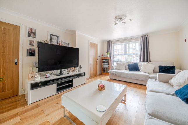 2 Sidlesham Close, Hayling Island photo 3