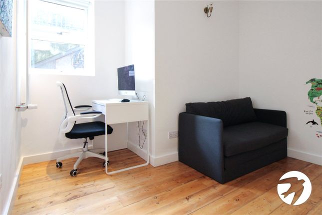 Flat to rent in Court Yard, London