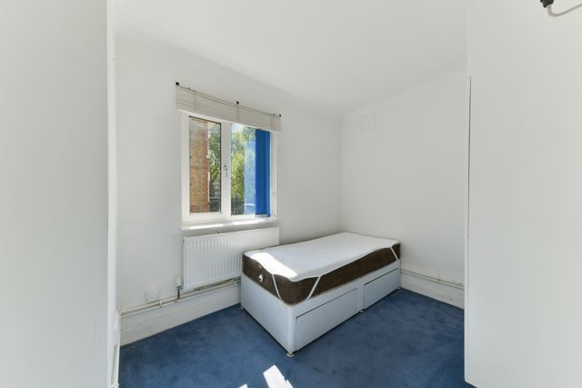 Flat for sale in Tooting Grove, London