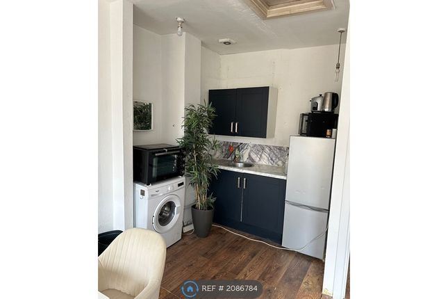 Flat to rent in Amberley Road, London