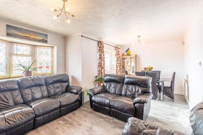 8, Downs Grove, Basildon photo 4