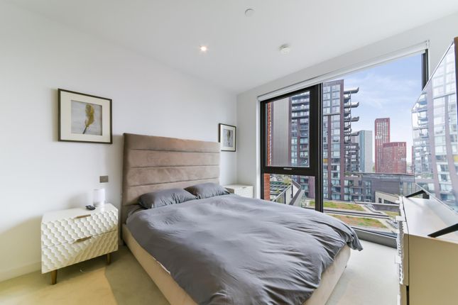 Flat to rent in Legacy Building, Embassy Gardens, London