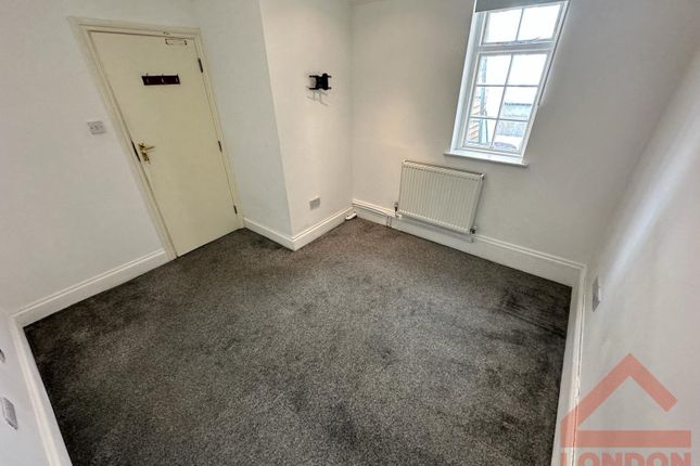Flat to rent in Braxted Park, London