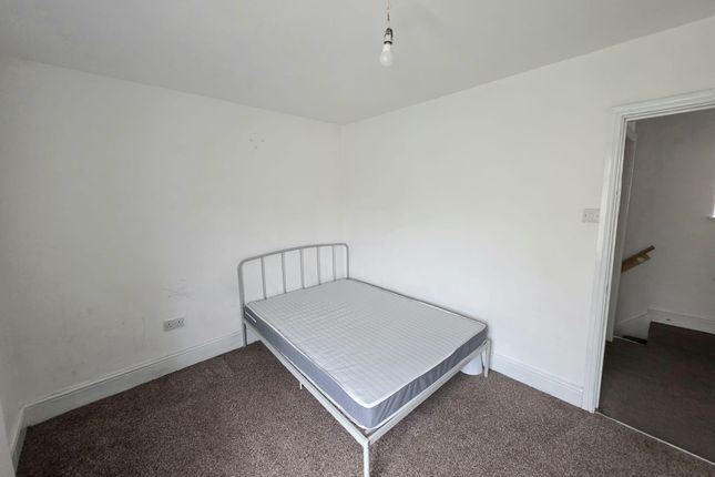 10, Knights Fold, Bradford photo 4