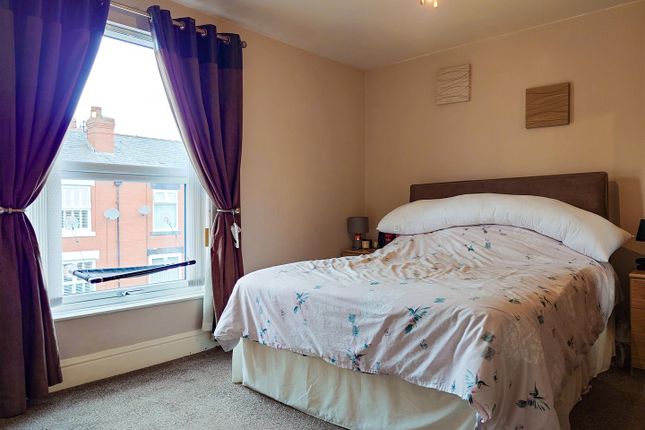 19, Elm Grove, Hyde photo 4