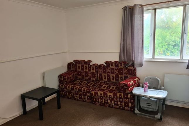 Flat for sale in Springwood Crescent, Edgware, Middlesex