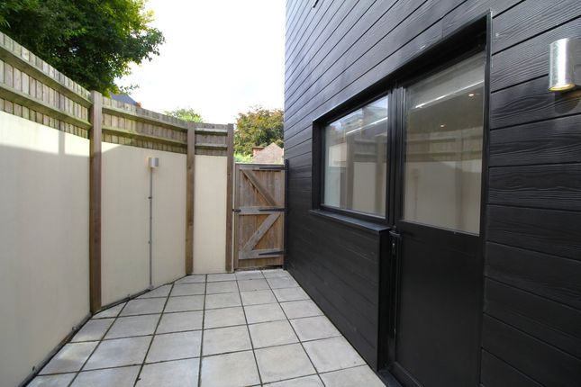 Flat 3, 44, High Street, Farnborough, Kent photo 5