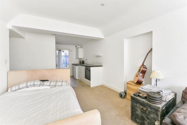Flat G, Eve Court, Petersfield photo 4