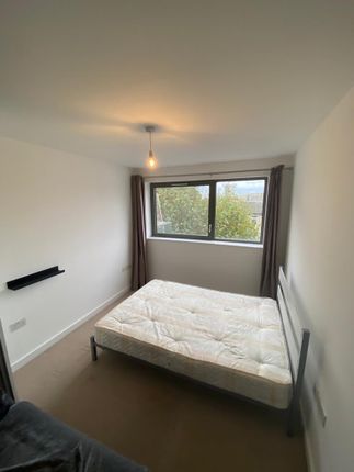 25 Eden Apartments, Glengarnock Avenue, London photo 4