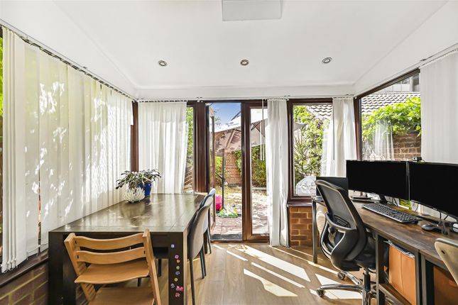 16, Claire Place, London photo 4