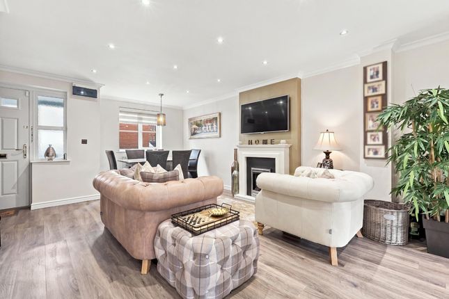 21 Nightingale Crescent, Romford photo 3