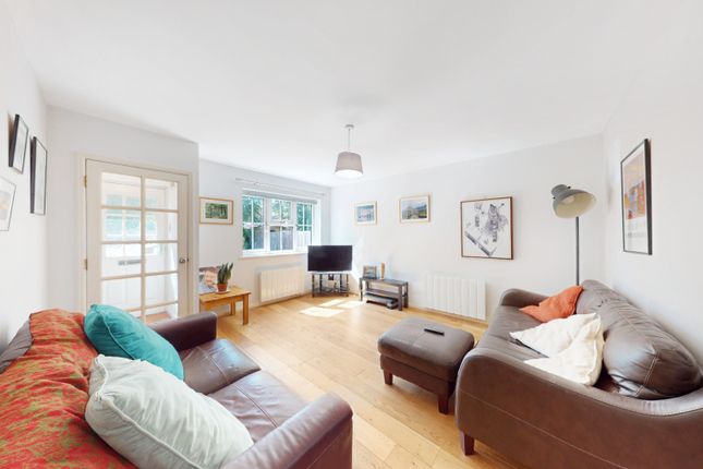 17 St. Peters Close, Ruislip, Greater London photo 3