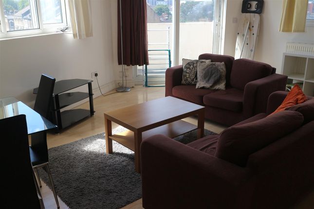 Flat to rent in High Road, Leyton