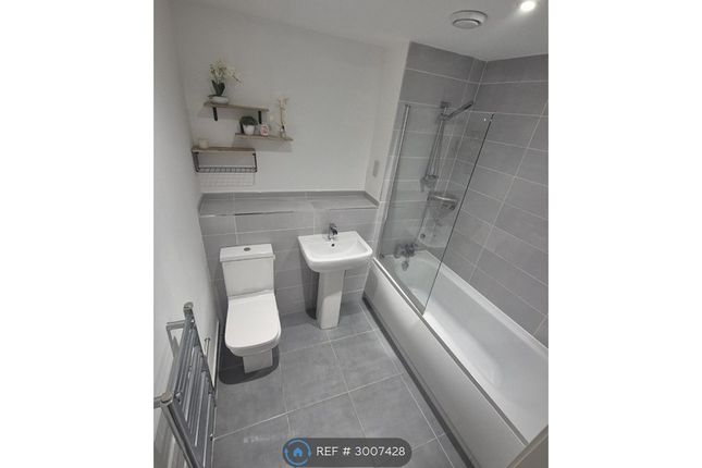 Apartment, Barton Road Eccles, Manchester photo 2