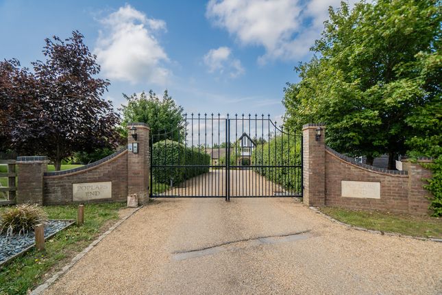 3, Poplars End Park Road, Dunstable photo 2