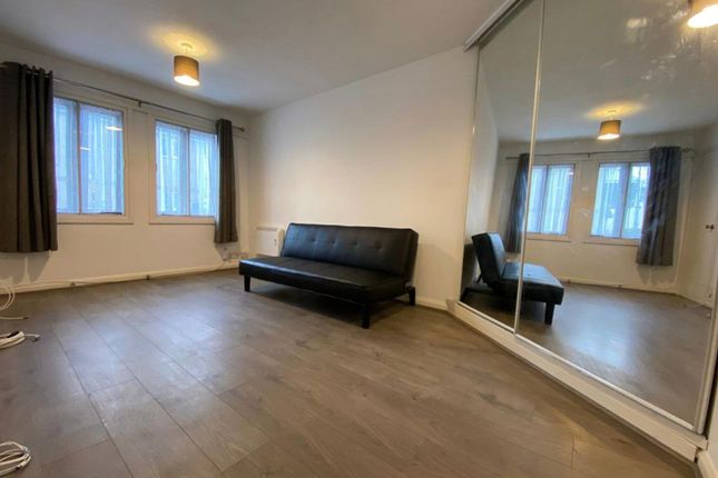 53, Stephensons Court, Slough photo 3