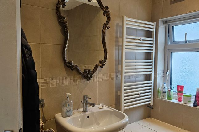 Flat Room 4, 20, Sherwood Road, London photo 3