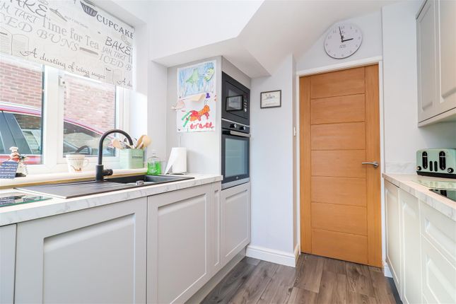 14, Manor Rise, Wakefield photo 2