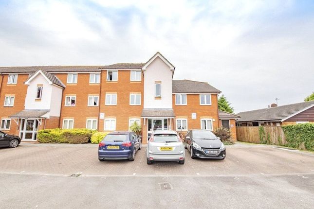 2-bed flat on 2 Cleves Court,, Firs Avenue, Berkshire, £295,000
