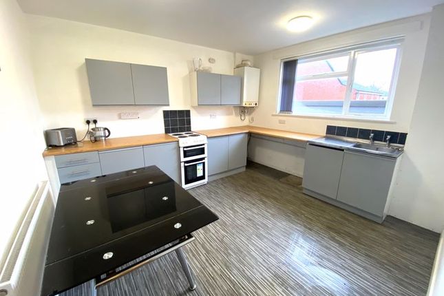 Town house to rent in Wellington Road, Eccles, Manchester
