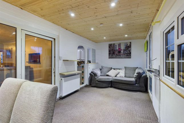 21, Cherry Lane, Crawley photo 4
