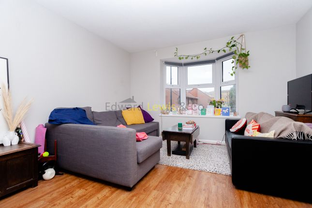 65 , Coopers Close, London photo 3