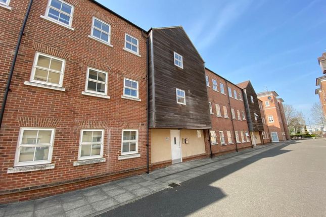 Thumbnail Flat to rent in Pine Street, Fairford Leys, Aylesbury
