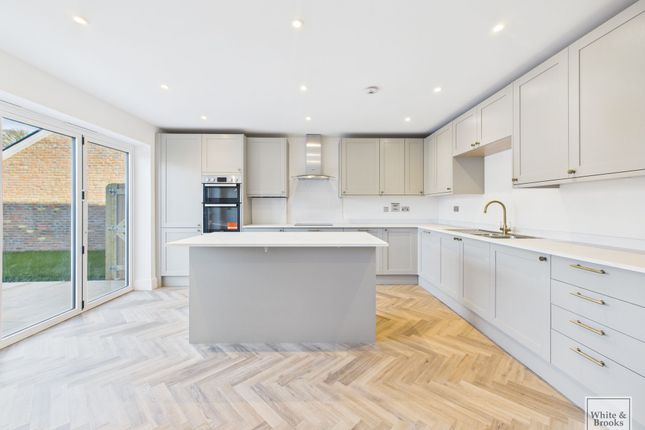 8 Earnshaw Gardens, Chichester photo 3
