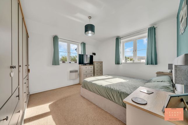 Flat J, 39 Drum Tower View, Caerphilly photo 4