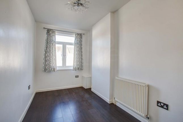 Upper Flat 79, Galpins Road, Greater London photo 3