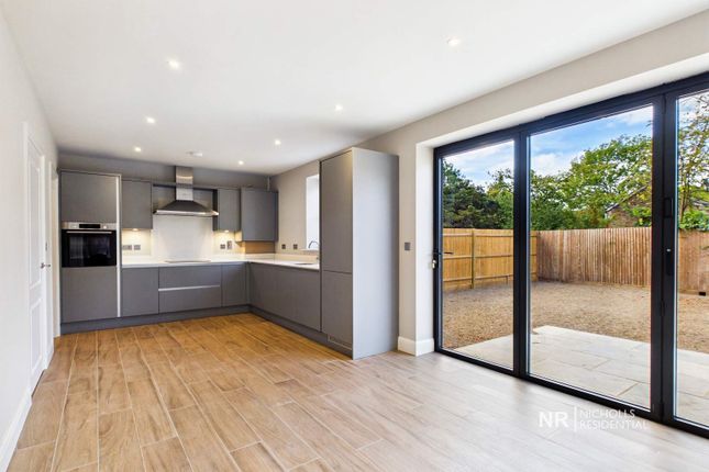 5, Denys Place, Chessington photo 2