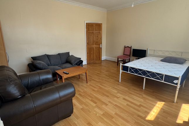 Room 2, BROMLEY photo 2